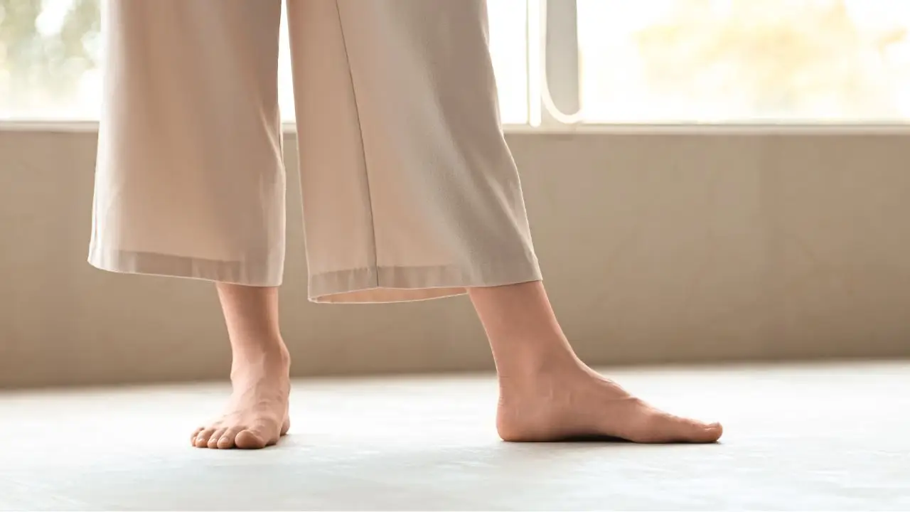 隠れ偏平足とは？「土踏まずがある＝安心」ではない、足元の落とし穴｜スマートウェイ